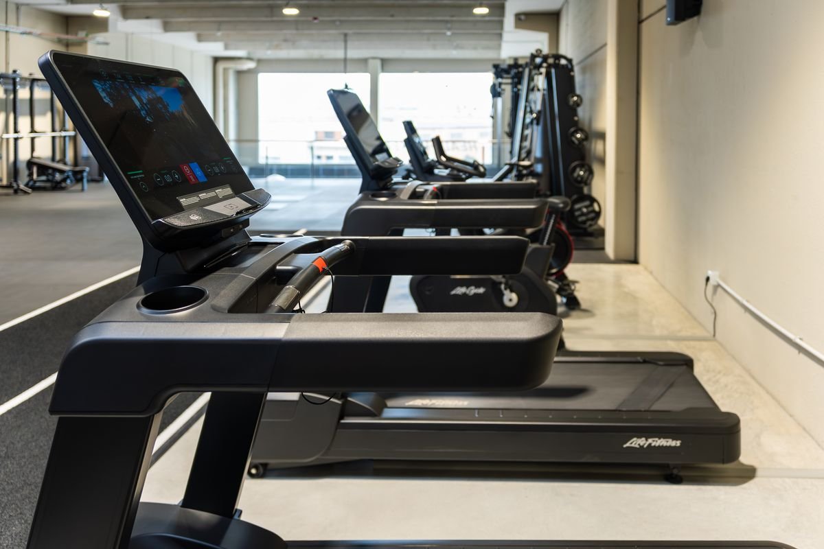 Zona de cardio de MOVE Fitness amb SkiErg, rem i bicicletes